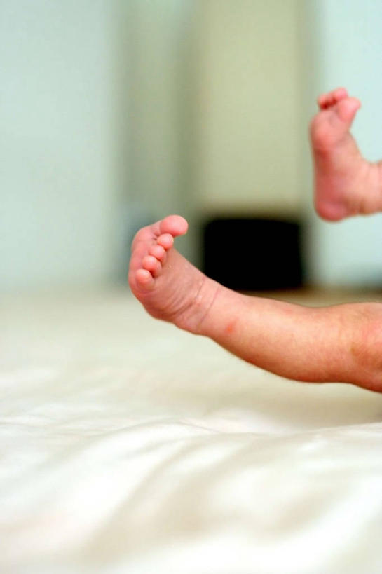 婴儿,儿童,腿,一个人,竖图,室内,纯洁,床,卧室,马来西亚,亚洲,仅一个人,伸展,小的,小孩,赤脚,放松,可爱,童年,人体,摄影,东南亚,活泼,脆弱,宝宝,足,纯真,烂漫,无邪,首府,马来西亚联邦,开端,赛蓝葛,莎阿南,雪兰莪,雪兰莪州,雪州,伶俐,天真,孩子,彩图