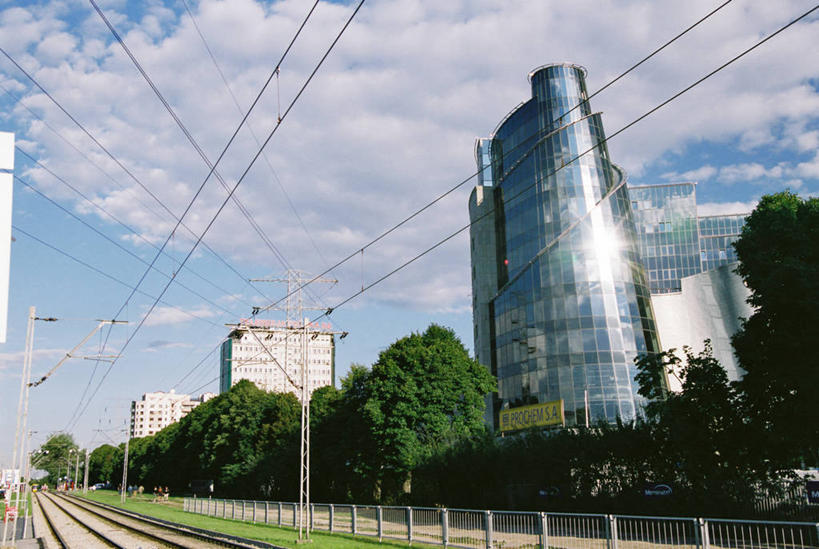 无人,横图,室外,白天,建筑,路,铁路,日光,波兰,反射,篱笆,公寓,轨道,交通,铁轨,首都,现代,缆车,办公大楼,运输,摄影,华沙,马佐夫舍,彩图,林荫大道