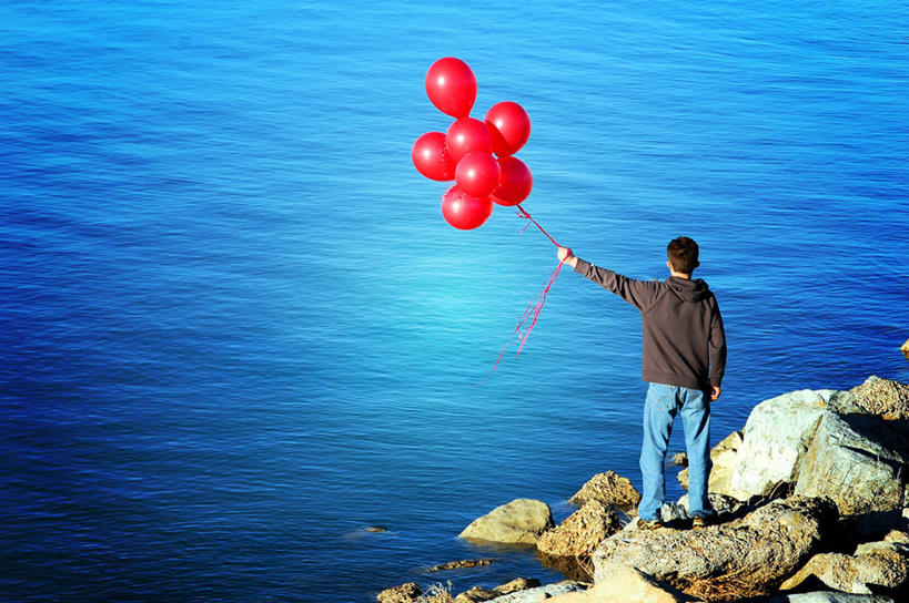 西方人,成年人,一个人,站,横图,室外,白天,自由,欧洲,美国,欧洲人,仅一个男性,仅一个人,庆祝,拿着,休闲装,仅一个年轻男性,背面,气球,摄影,犹他,盐湖,大盐湖,男人,男性,年轻男性,白种人,年轻人,岩石,彩图,独处