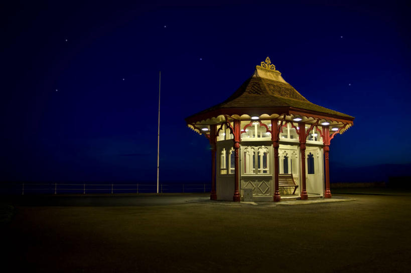 无人,横图,室外,夜晚,海洋,道路,建筑,路,英国,欧洲,长椅,河岸,小路,交通,英格兰,摄影,照亮,西欧,大不列颠,大不列颠及北爱尔兰联合王国,大不列颠及爱尔兰联合王国,萨塞克斯,萨塞克斯郡,苏塞克斯,东萨塞克斯郡,彩图,大不列颠王国,大英帝国,联合王国,日不落帝国,独处,防风罩