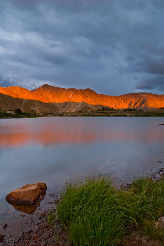 无人,竖图,室外,湖,美景,日落,山脉,美国,景观,风景,自然,景色,摄影,宁静,自然风光,阿尔卑斯山脉,科罗拉多州,灯心草,彩图,落基山国家公园