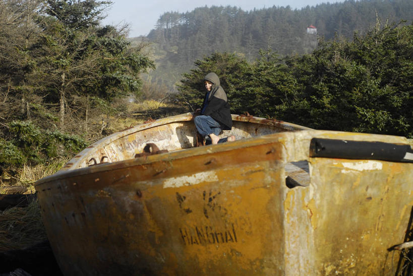 西方人,儿童,一个人,坐,横图,室外,白天,侧面,纯洁,欧洲,美国,欧洲人,仅一个男性,仅一个人,服装,牛仔裤,休闲装,小孩,衣服,仅一个小孩,休闲,赤脚,休闲服,连帽衫,寒冷,可爱,童年,童趣,摄影,服饰,帽衫,童真,烂漫,无邪,海难,常绿树,救生艇,天真,男孩,男人,男性,白种人,孩子,彩图,男生,冬衣,独处