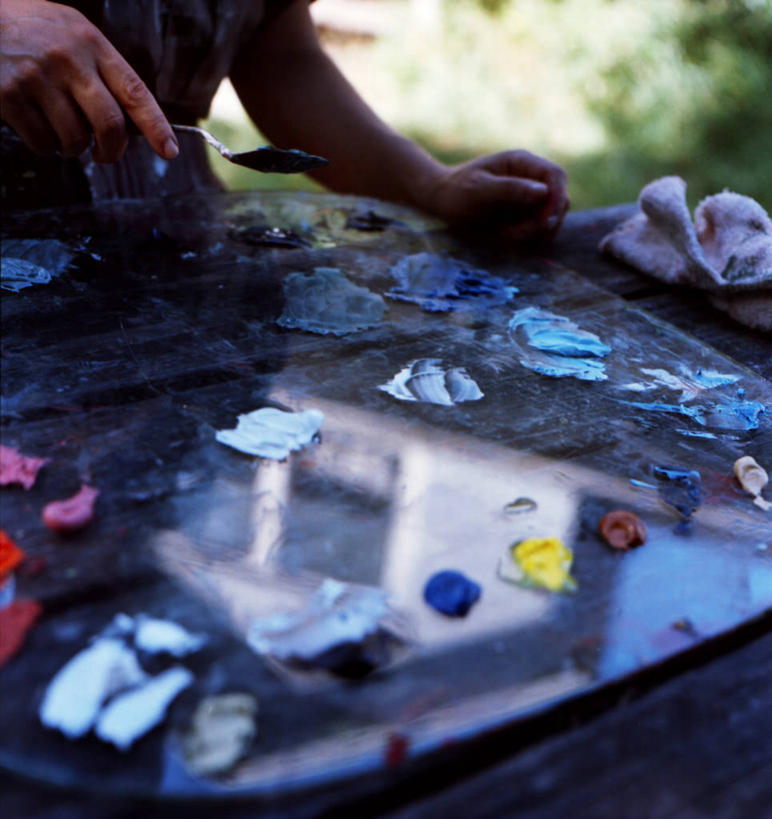 成年人,一个人,画家,竖图,室外,白天,仅一个男性,艺术,拿着,靠,靠着,个性,人体,摄影,多样,部分,混合,创造力,调色板,波特兰,手臂,彩图,油画颜料