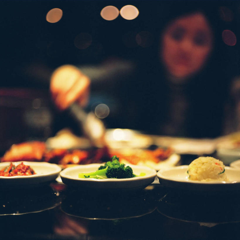 一个人,方图,室内,夜晚,烹饪,美国,一排,整齐,西兰花,料理,食品,开胃菜,韩式,菜肴,美食,饮食,食物,排列,盘子,碗,摄影,佳肴,队列,韩国料理,韩国菜,韩式料理,健康食物,彩图,餐馆,开味小菜,开胃小菜,前菜