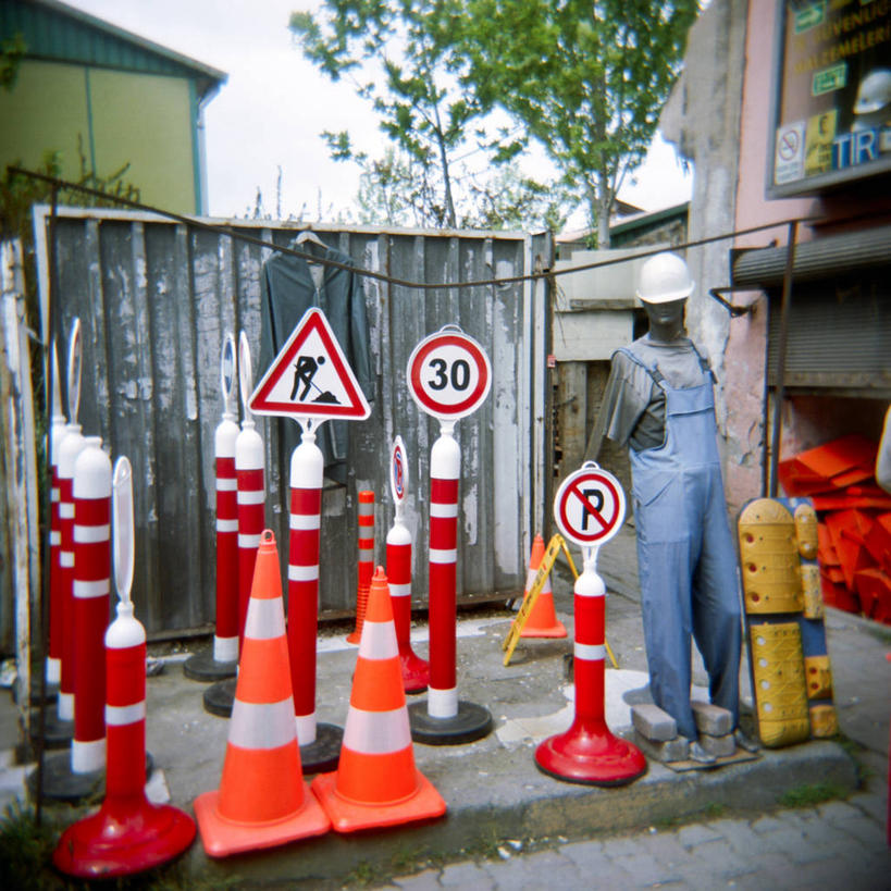 无人,方图,室外,白天,欧洲,标志,符号,人造模特,大门,人行道,标识,安全帽,摄影,交通标志,路锥,伊斯坦布尔,性别符号,彩图,男性符号,道路工程