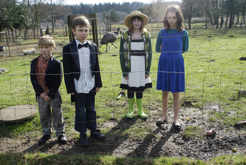 西方人,儿童,四个人,动物园,农场,站,横图,室外,白天,正面,纯洁,美景,鸸鹋,帽子,欧洲,美国,欧洲人,套装,雨鞋,景观,篱笆,草,小孩,自然,遮阳帽,景色,可爱,童年,童趣,摄影,幽默,自然风光,肖像,反差,童真,烂漫,无邪,想法,天真,男孩,女孩,白种人,孩子,彩图