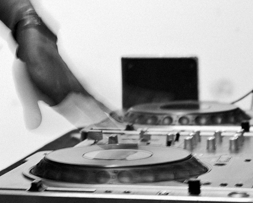 成年人,手,一个人,横图,黑白,特写,白色背景,运动模糊,夜生活,仅一个男性,唱片,旋转,媒体,人体,摄影,司仪,部分,广播,主持人,主持,节目主持人,技能,彩图,影棚拍摄,舞曲