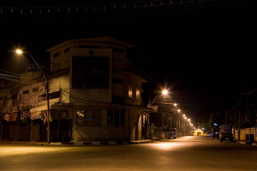 无人,横图,夜晚,城市,建筑,街道,路灯,泰国,印度,亚洲,路口,十字路口,摄影,照亮,南亚,印度共和国,碧武里,碧武里府,彩图,佛丕府