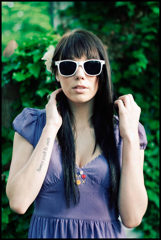 西方人,成年人,一个人,举,竖图,白天,正面,时尚,欧洲,美国,欧洲人,仅一个年轻女性,仅一个女性,仅一个人,纹身,紫色,太阳镜,托,个性,摄影,灌木,肖像,年轻女性,女人,女性,白种人,年轻人,长发,举起,举手,举着,向上举,向上伸,向上托,半身,彩图,太阳裙