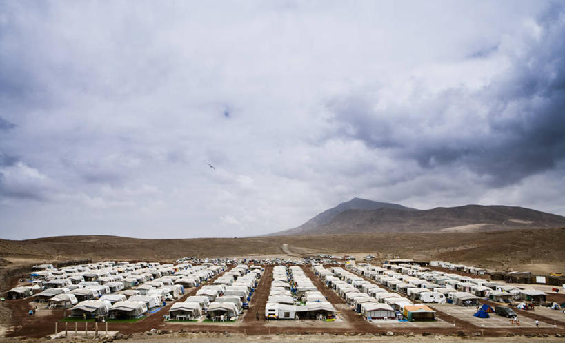 无人,横图,俯视,室外,白天,度假,山,西班牙,一排,丰富,整齐,帐篷,地平线,云,辽阔,地面,排列,广阔,摄影,一望无际,队列,延伸,露营,天地相交,无边无际,一马平川,兰萨罗特岛,大西洋群岛,露营车,彩图,高角度拍摄