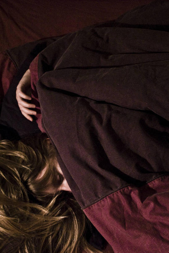 西方人,成年人,一个人,竖图,俯视,室内,床,卧室,欧洲,欧洲人,仅一个年轻女性,仅一个女性,仅一个人,褐色,顶部,放松,摄影,棉被,艾塞克斯大学,年轻女性,女人,女性,白种人,年轻人,长发,闭着眼睛,睡觉,彩图,高角度拍摄,乱发