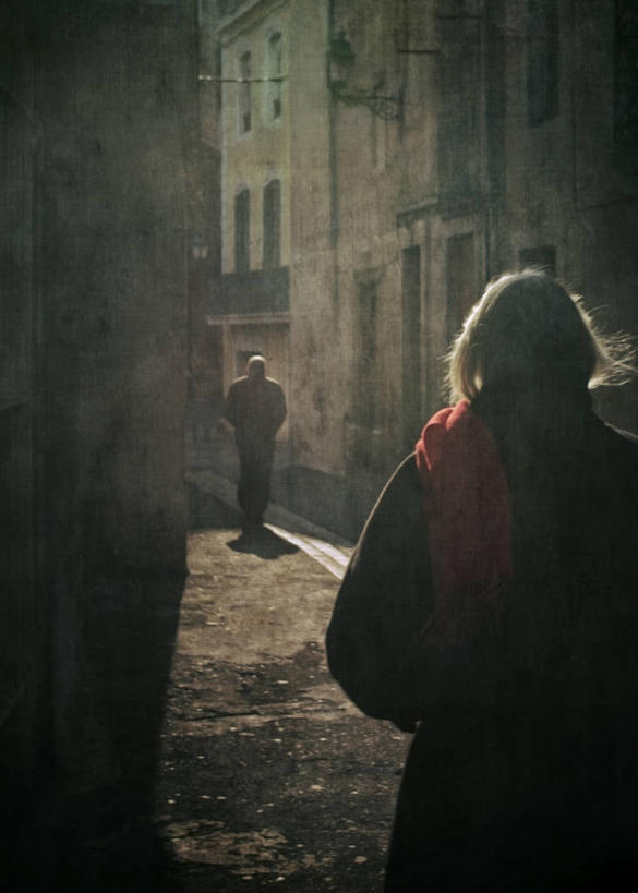 成年人,中年人,两个人,竖图,室外,白天,神秘,日光,法国,欧洲,纹路,纹理,古城,背面,摄影,西欧,法兰西,间谍,监视,法兰西共和国,肌理,法兰西第五共和国,跟随,朗格多克.鲁西永,朗格多克.鲁西永大区,中年男性,中年女性,步行,彩图,巷,贝塞尔