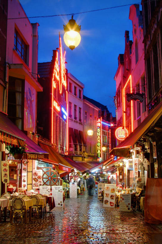 竖图,室外,夜晚,消费,雨,城市,道路,建筑,街道,路,霓虹灯,公路,比利时,交通,首都,摄影,布鲁塞尔,露天咖啡馆,马路,彩图