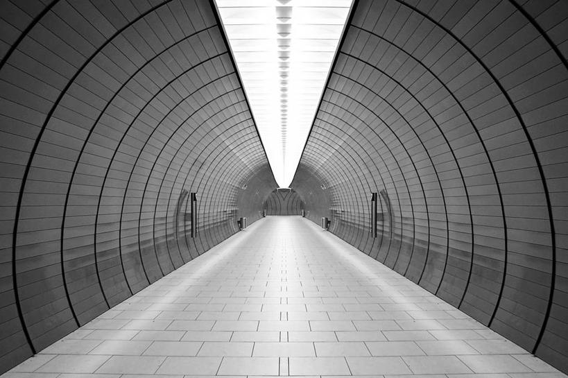 无人,横图,黑白,室内,消失点,对称,反射,隧道,瓷砖,地铁站,现代,摄影,几何形状,设计