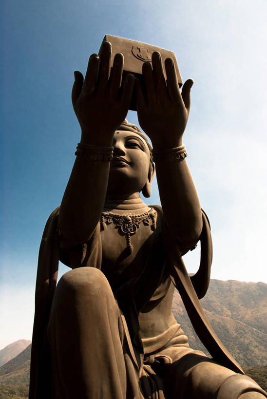 无人,举,竖图,室外,白天,仰视,山,香港,雕像,拿着,天空,托,摄影,佛教,中国文化,天坛大佛,宝莲禅寺,美术工艺,举起,举手,举着,向上举,向上伸,向上托,彩图,低角度拍摄