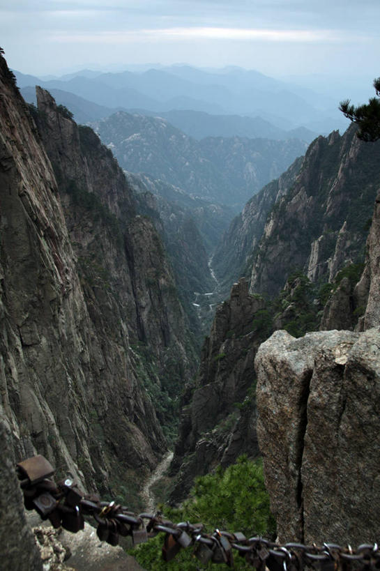 无人,栏杆,竖图,室外,白天,美景,山脉,景观,风景,自然,景色,摄影,铁环,锁链,链条,束缚,限制,自然风光,安徽省,约束,岩石,彩图,黄山山脉