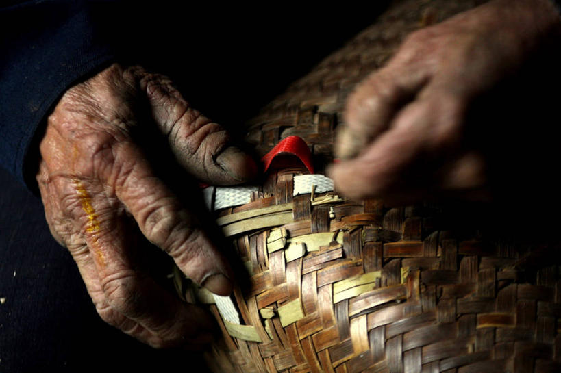 成年人,老年人,手,一个人,横图,俯视,特写,仅一个男性,仅一个人,篮子,稻草,拿着,破坏,婺源,破损,仅一个老年男性,艺术家,人体,摄影,肮脏,部分,损坏,手艺,邋遢,山形,龌龊,污秽,技能,老年男性,男人,男性,彩图,高角度拍摄
