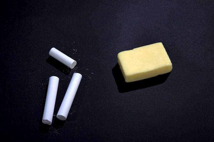 奶酪,无人,横图,留白,黑色背景,海绵,粉笔,黑板,四个,摄影,多样,反差,想法,彩图,影棚拍摄