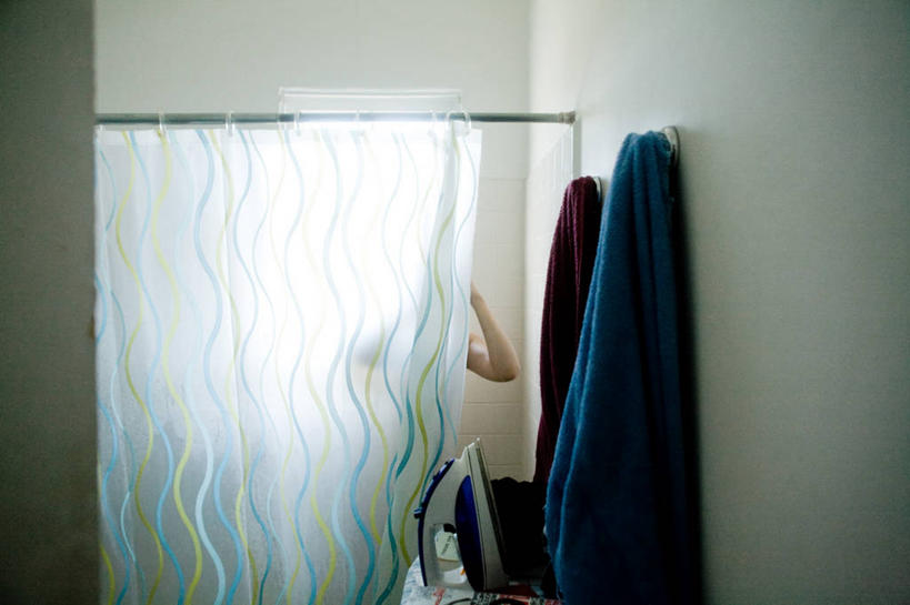 成年人,一个人,站,横图,室内,白天,浴室,美国,仅一个女性,吊挂,淋浴,悬挂,挂,毛巾,人体,摄影,卫生,北美,北美洲,加利福尼亚,美洲,加州,浴帘,洛杉矶,加利福尼亚州,金州,黄金州,北亚美利加洲,亚美利加洲,天使之城,手臂,洗涤,彩图,县治,洛杉矶县,美利坚合众国,洛城,窥阴癖