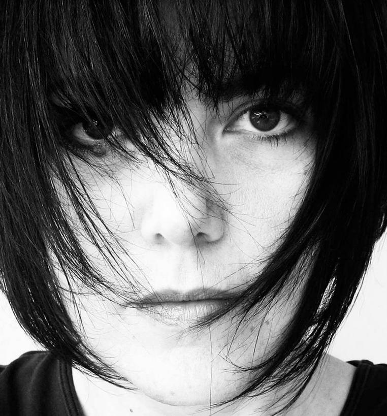 西方人,成年人,中年人,头发,一个人,方图,黑白,特写,正面,欧洲,欧洲人,仅一个女性,仅一个人,黑色,仅一个中年女性,摄影,肖像,女人,女性,中年女性,白种人,乱发