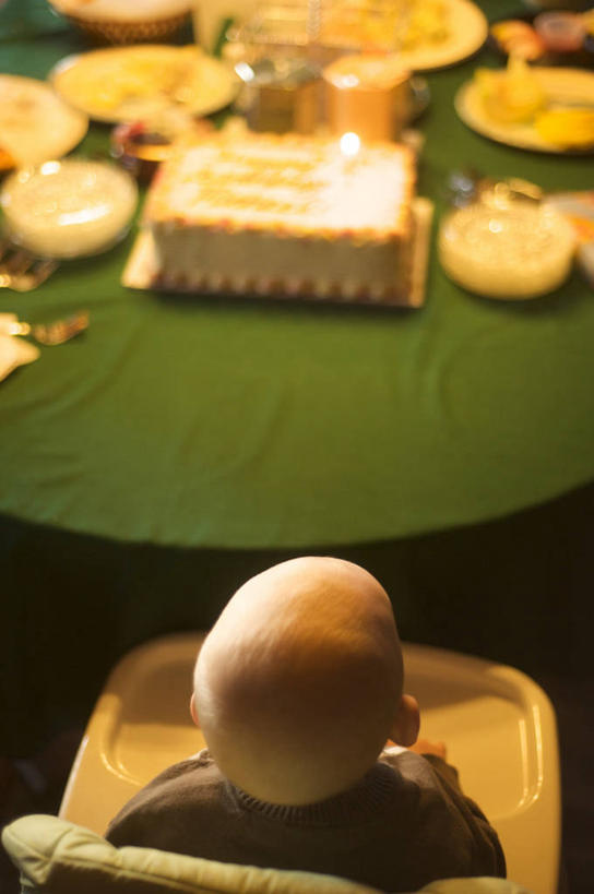 西方人,婴儿,儿童,脸,头,脸颊,一个人,竖图,俯视,室内,聚会,生日,纯洁,餐桌,桌子,欧洲,欧洲人,仅一个人,丰富,庆祝,饭厅,聚餐,高脚椅,饮食,肩膀,桌布,小孩,生日蛋糕,可爱,摄影,活泼,照亮,宝宝,纯真,烂漫,无邪,华盛顿州,伶俐,天真,白种人,孩子,头部,脸部,脸蛋,面部,彩图,高角度拍摄