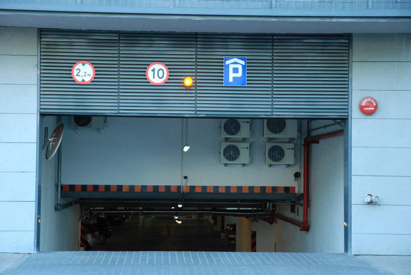 无人,停车场,横图,室外,建筑,指示牌,标志,文字,首都,标识,空调,摄影,华沙,彩图,泊车场