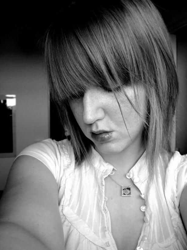 西方人,成年人,脸,头,脸颊,一个人,竖图,黑白,室内,特写,项链,英国,欧洲,欧洲人,仅一个年轻女性,仅一个女性,仅一个人,英格兰,肩膀,自拍,摄影,西欧,肖像,大不列颠,大不列颠及北爱尔兰联合王国,大不列颠及爱尔兰联合王国,剑桥,悲哀,剑桥郡,康桥,年轻女性,女人,女性,白种人,年轻人,头部,脸部,脸蛋,面部,闭着眼睛,大不列颠王国,大英帝国,联合王国,日不落帝国,开领