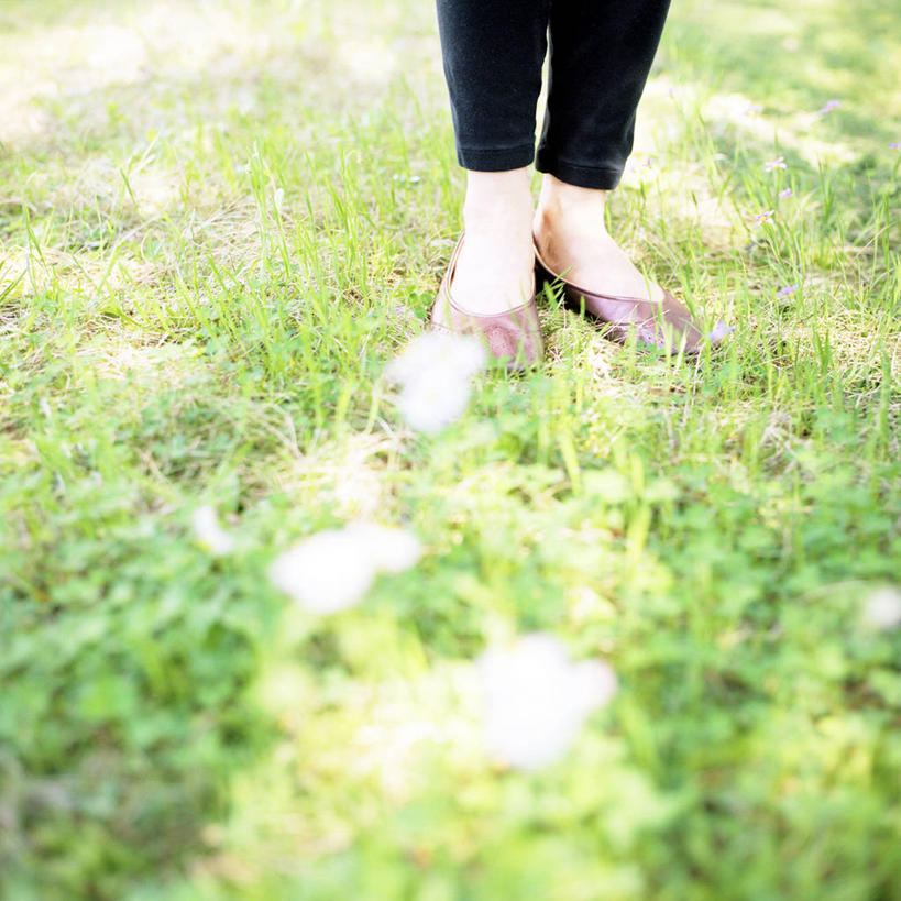 成年人,中年人,关节,踝,一个人,站,方图,室外,白天,草坪,东京,日光,日本,仅一个女性,仅一个人,首都,休闲装,夏天,仅一个中年女性,放松,人体,摄影,紧身裤,足,女人,女性,中年女性,彩图