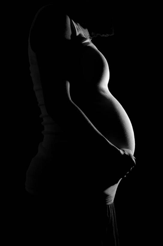 成年人,一个人,站,摸,竖图,侧面,仅一个女性,抚摸,黑色背景,背心,怀孕,摄影,关爱,剪影,触摸,接触,彩图,影棚拍摄,爱