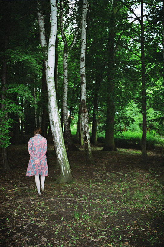 成年人,一个人,竖图,室外,白天,树林,波兰,仅一个年轻女性,仅一个女性,仅一个人,树,背面,自然,摄影,宁静,背手,年轻女性,女人,女性,年轻人,步行,彩图,独处