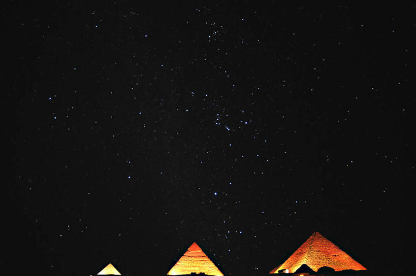 无人,横图,室外,夜晚,留白,神秘,美景,开罗,一排,整齐,景观,星星,首都,排列,自然,景色,金字塔,摄影,照亮,考古学,中东,队列,自然风光,天文学,埃及文化,吉萨,胡夫金字塔,猎户座大星云