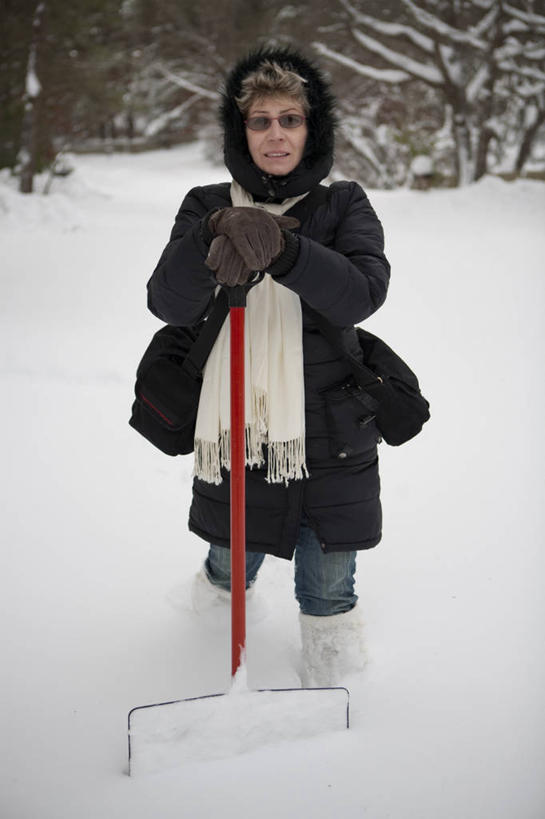 西方人,成年人,中年人,老年人,一个人,站,微笑,竖图,室外,白天,正面,旅游,度假,美景,欧洲,欧洲人,仅一个男性,仅一个人,仅一个中年男性,眼镜,景观,牛仔裤,休闲装,娱乐,自然,手套,围巾,靠,靠着,享受,休闲,景色,放松,寒冷,摄影,自然风光,肖像,雪堆,纽约州,除雪板,除雪铲,清雪板,清雪铲,扫雪板,扫雪铲,推雪板,推雪铲,男人,男性,中年男性,白种人,彩图,风帽,冬衣