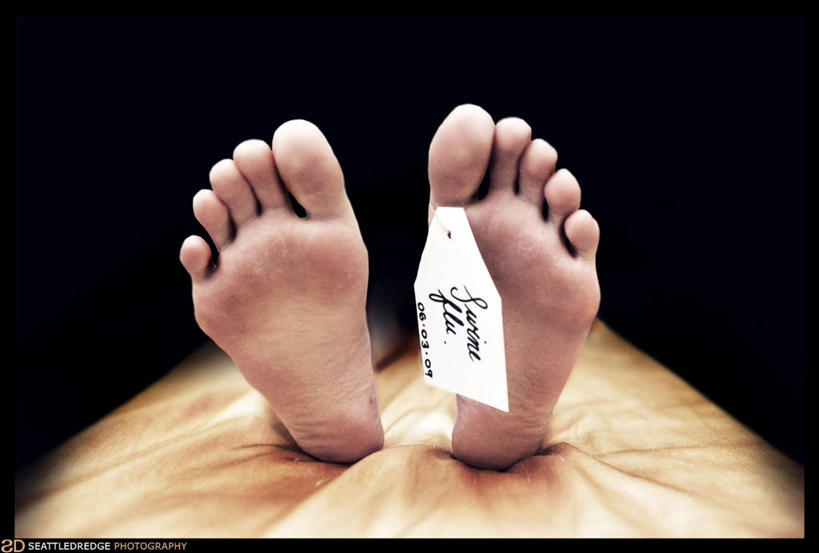 一个人,横图,床,微生物,黑色背景,医学,生物,人体,摄影,部分,死亡,医疗,病毒,生物学,足,胸卡,殒命,寄生,甲型流感病毒,禽流感病毒,生命体,生物病毒,灭亡,仰卧,彩图,影棚拍摄,暗调,建筑结构