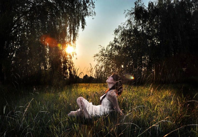 西方人,成年人,头发,一个人,公园,躺,横图,室外,白天,侧面,镜头眩光,草原,柳树,欧洲,欧洲人,仅一个年轻女性,仅一个女性,仅一个人,黑色,靠,靠着,放松,摄影,多伦多,卧着,年轻女性,女人,女性,白种人,年轻人,躺着,卧,仰头,彩图,太阳裙,白日梦