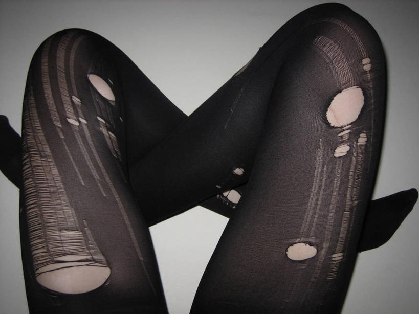 成年人,腿,一个人,横图,特写,仅一个女性,灰色背景,完整,二郎腿,破坏,破损,黑色,人体,摄影,损坏,想法,彩图,影棚拍摄