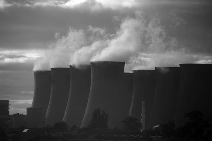 无人,横图,黑白,室外,白天,烟囱,英国,一排,整齐,排列,烟,摄影,能源,工程,有毒废物,队列,冷却塔,空气污染