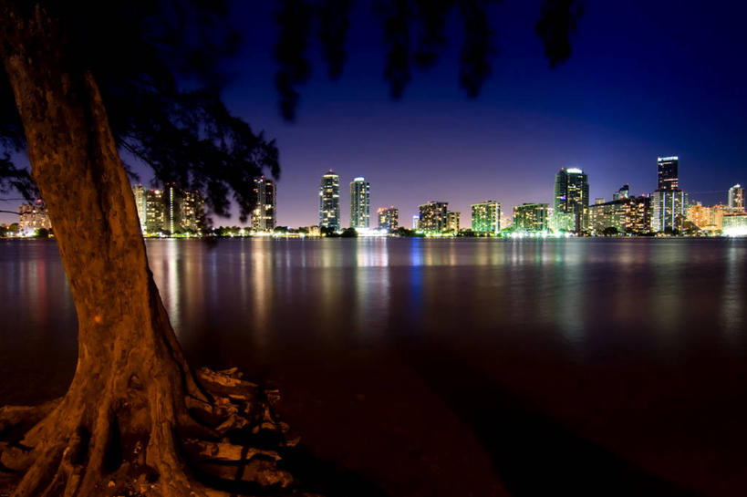 无人,码头,横图,室外,夜晚,海洋,河流,天际线,港口,建筑,摩天大楼,美国,树,摄影,照亮,市区,迈阿密,彩图,摆渡口,埠头,渡口,渡头,港湾,海港,货运码头,口岸,商港