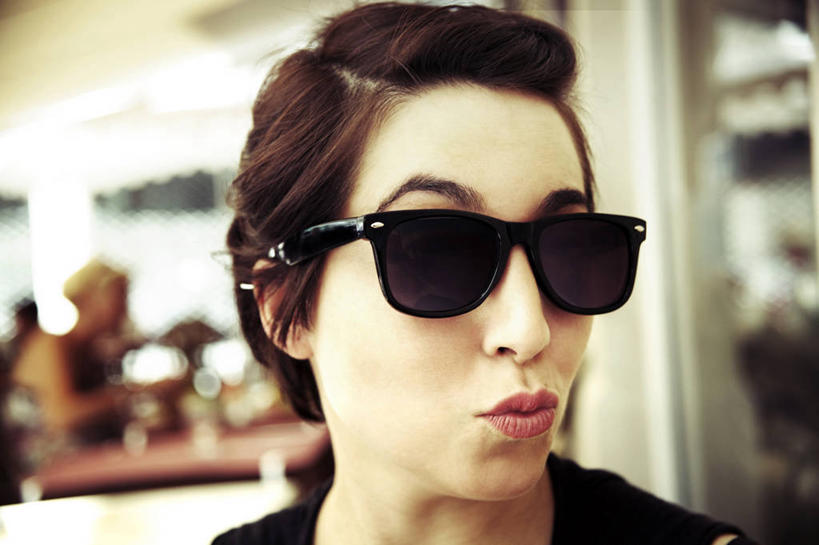 西方人,成年人,一个人,横图,室内,特写,白天,快乐,欧洲,欧洲人,仅一个年轻女性,仅一个女性,仅一个人,太阳镜,撅嘴,个性,摄影,头像,肖像,亚维尼翁,年轻女性,女人,女性,白种人,年轻人,彩图