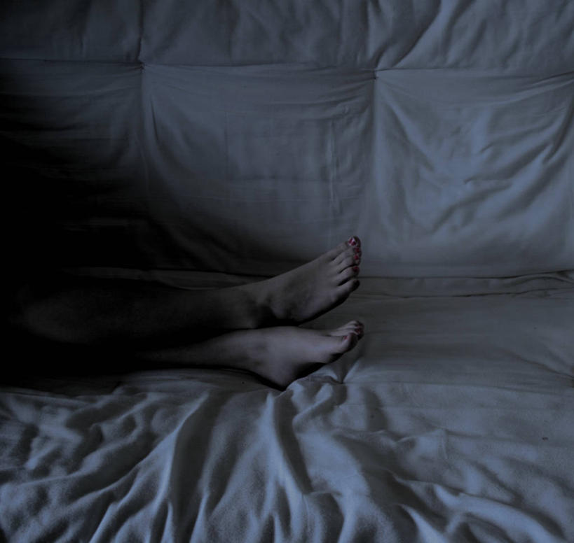 成年人,腿,一个人,横图,俯视,室内,正面,卧室,美国,仅一个女性,灰色背景,床单,蒲团,赤脚,放松,人体,摄影,双腿交叉,仰卧,彩图,高角度拍摄