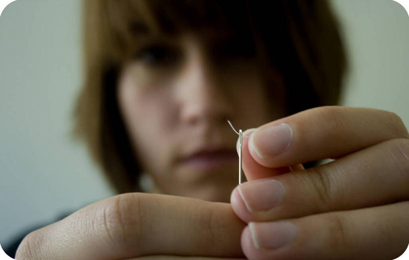 西方人,成年人,一个人,横图,特写,正面,欧洲,欧洲人,仅一个年轻女性,仅一个女性,仅一个人,蓝色背景,线,拿着,针,摄影,头像,专心,准确,辛辛那提,年轻女性,女人,女性,白种人,年轻人,彩图,影棚拍摄