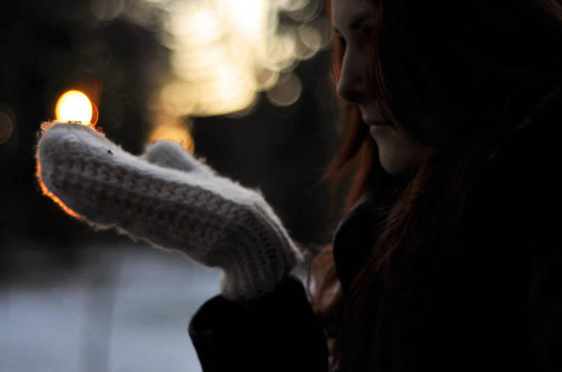 西方人,成年人,脸,头,脸颊,一个人,举,横图,侧面,神秘,火,日光,欧洲,加拿大,欧洲人,仅一个年轻女性,仅一个女性,仅一个人,肩膀,看,托,思考,摄影,创造力,连指手套,多伦多,安大略省,年轻女性,女人,女性,白种人,年轻人,头部,长发,脸部,脸蛋,面部,举起,举手,举着,向上举,向上伸,向上托,彩图