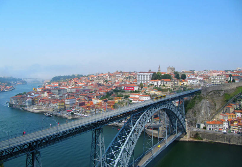 无人,横图,俯视,室外,白天,度假,美景,城市风光,城市,大桥,建筑,桥梁,葡萄牙,欧洲,地平线,景观,桥,辽阔,地面,娱乐,波尔图,杜罗河,拱桥,享受,休闲,广阔,景色,放松,运输,摄影,拱形,一望无际,南欧,延伸,伊比利亚半岛,天地相交,葡萄牙共和国,无边无际,一马平川,加亚新城,彩图,高角度拍摄,北部大区,钢拱桥,斗罗河,波图,路易一世大桥