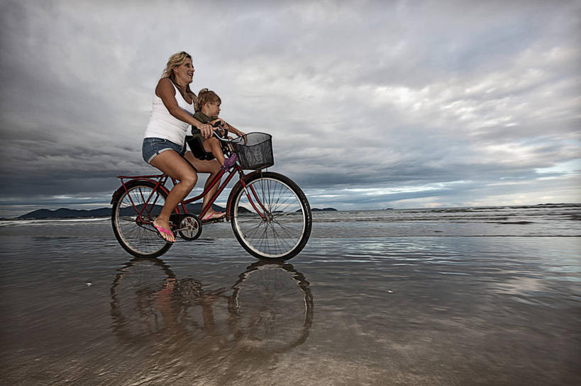 西方人,婴儿,儿童,成年人,中年人,两个人,家庭,母亲,儿子,横图,室外,白天,侧面,纯洁,自行车,欧洲,欧洲人,湿,反射,沙子,地平线,云,休闲装,车,脚踏车,小孩,骑,交通工具,骑车,温暖,温馨,一家人,可爱,童年,童趣,摄影,活泼,和睦,载具,宝宝,童真,纯真,烂漫,无邪,伶俐,天真,自行车运动,男性,女人,女性,中年女性,白种人,孩子,海滩,休闲活动,彩图,融洽