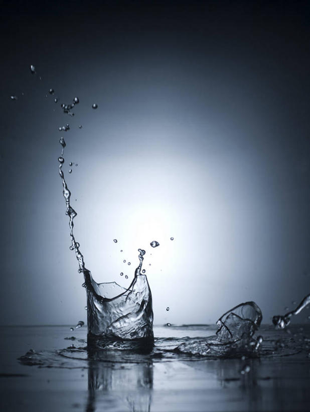 无人,竖图,蓝色背景,溅,水滴,水面,击打,摄影,落下,撞击,纯净,彩图,影棚拍摄