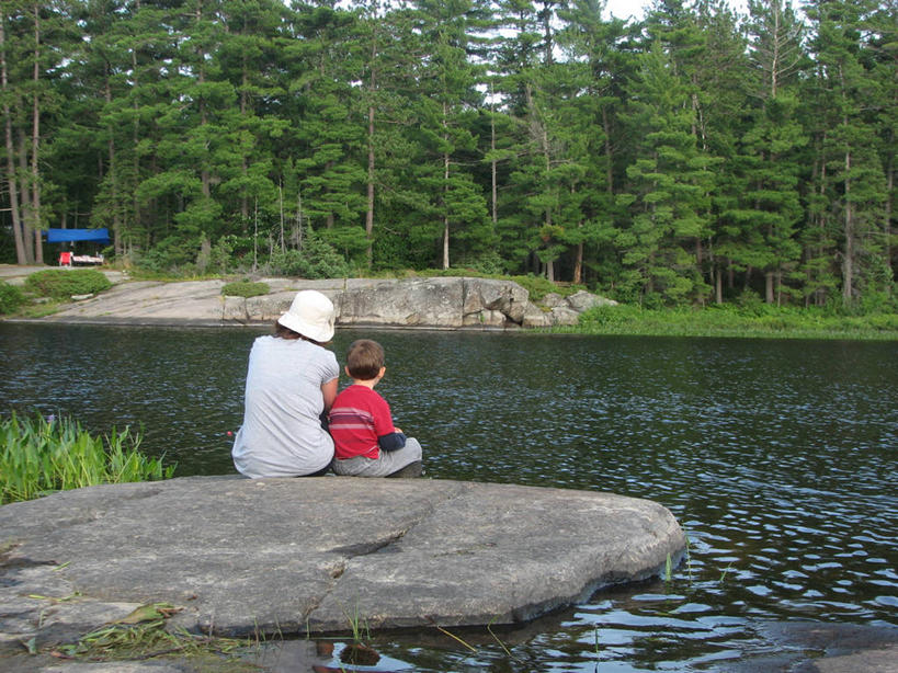 西方人,儿童,成年人,中年人,两个人,家庭,母亲,儿子,坐,横图,室外,白天,纯洁,湖,美景,森林,欧洲,欧洲人,并排,地形,景观,小孩,背面,自然,温暖,温馨,一家人,景色,放松,可爱,童年,童趣,摄影,和睦,自然风光,童真,烂漫,无邪,常绿树,安大略省,省立公园,天真,男孩,男性,女性,中年女性,白种人,孩子,休闲活动,坐着,彩图,钓鱼,融洽