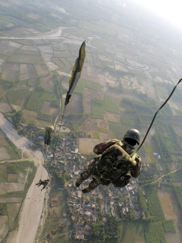 两个人,跳,竖图,俯视,航拍,室外,白天,降落伞,朦胧,模糊,军事,头盔,半空,着陆,背面,摄影,动作,登陆,鸟瞰,载具,下降,军服,降落,背包客,航空工具,减速器,德里,伞兵,彩图,高角度拍摄