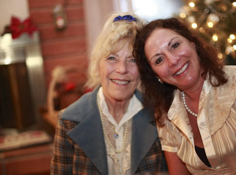 西方人,成年人,中年人,老年人,两个人,笑,微笑,露齿笑,横图,室内,正面,友谊,幸福,欧洲,圣诞节,欧洲人,并排,摄影,肖像,老年女性,女人,女性,白种人,半身,彩图