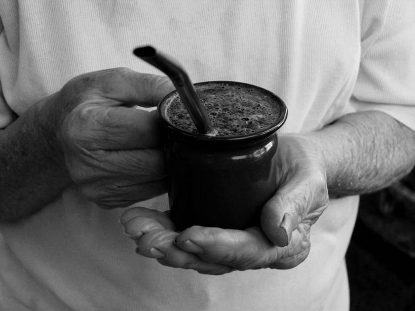 一个人,站,横图,黑白,阿根廷,杯,拿着,饮食,摄影,健康食物,马黛茶,茶杯,给予,传统文化