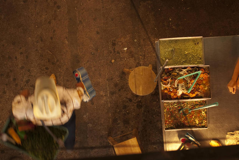 横图,俯视,室外,白天,运动模糊,商务,墨西哥,朦胧,模糊,食品,货摊,饮食,零售,摄影,多样,北美,北美洲,拉丁美洲,清新,美洲,瓜纳华托,瓜纳华托州,北亚美利加洲,亚美利加洲,金灯,墨西哥合众国,仙人掌王国,挂金灯,红姑娘,锦灯笼,酸浆,泡泡草,步行,彩图,高角度拍摄,墨西哥酸浆,黏果酸浆