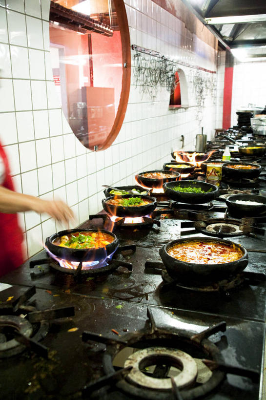 手,一个人,站,竖图,室内,巴西,普拉亚,准备,热,锅,饮食,人体,摄影,拉丁美洲,炊具,圣埃斯皮里图州,海产,彩图,餐馆,传统文化